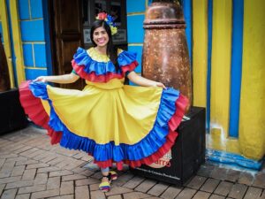 Mujer con vestido de bandera de Colombia